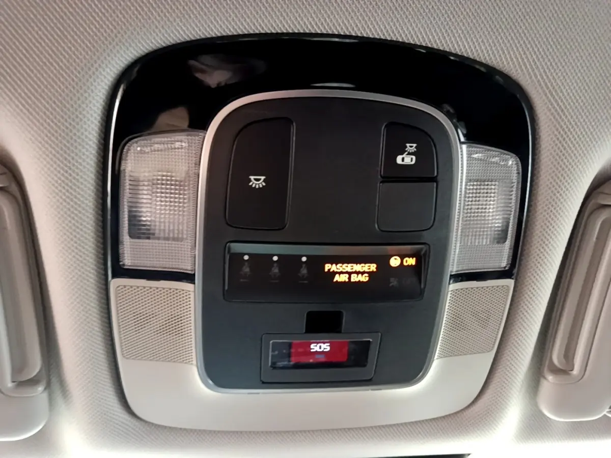Plafonnier intérieur avec commandes d’éclairage et affichage airbag passager allumé dans un Hyundai Tucson 2022 gris foncé.