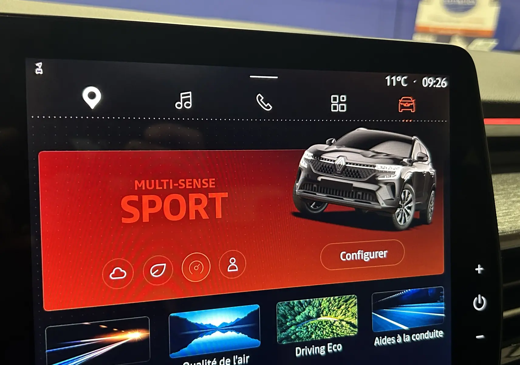 Écran tactile intérieur affichant le mode Multi-Sense Sport avec une illustration de Renault Austral gris en 3/4 avant.