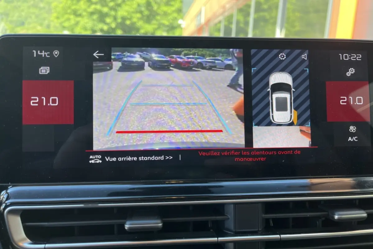 Écran intérieur du Citroën C5 Aircross Bleu Eclipse 2025 montrant la caméra de recul et l'alerte d'angle mort.