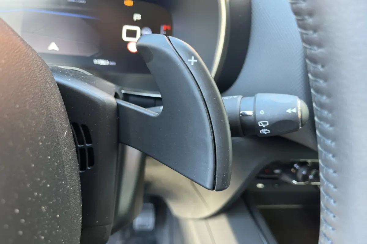 Gros plan sur la palette de changement de vitesse droite noire du volant cuir du Citroën C5 Aircross 2025.