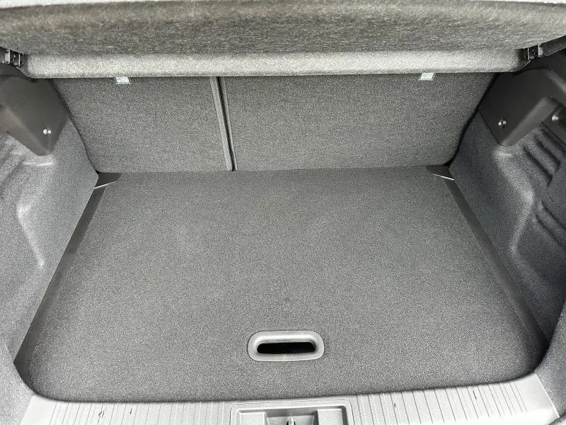 Coffre ouvert vu de face du Renault Captur 1.6 E-Tech hybride 2025, revêtement intérieur gris foncé.