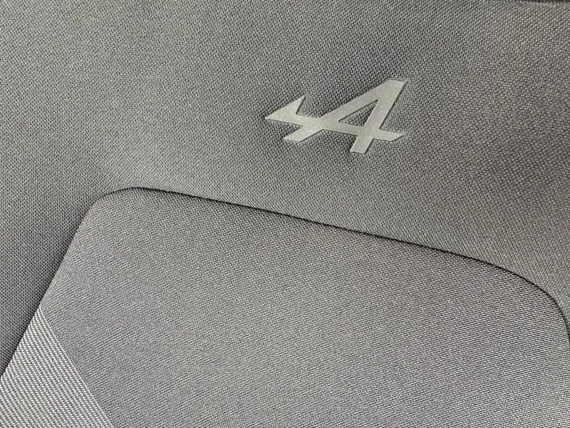 Détail du tissu gris du siège avec le logo Alpine embossé sur le Renault Captur 1.6 E-Tech hybride 2025.