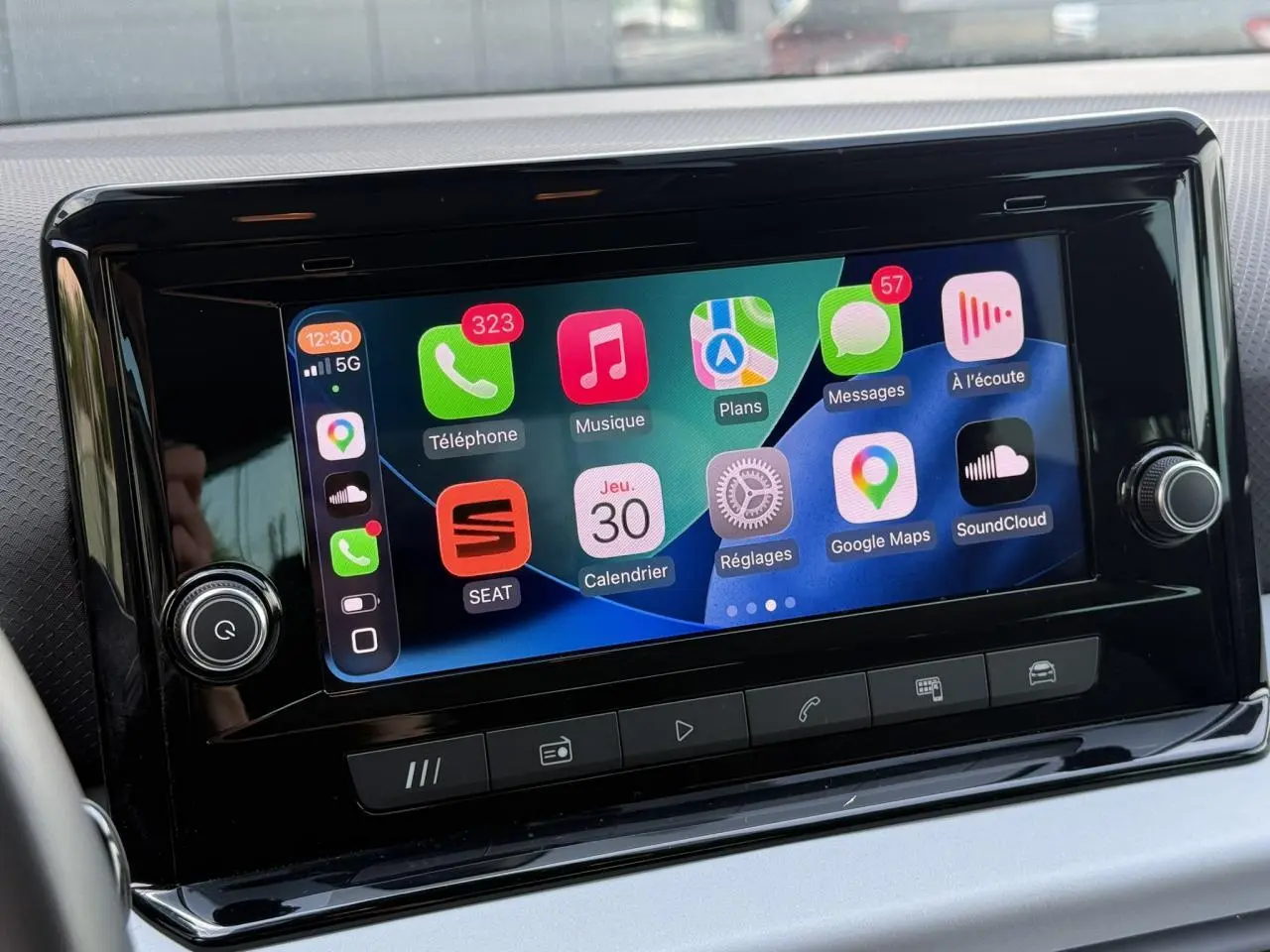 Écran tactile central du système MediaSystem+ du SEAT Arona 2025 affichant Apple CarPlay en mode connecté.