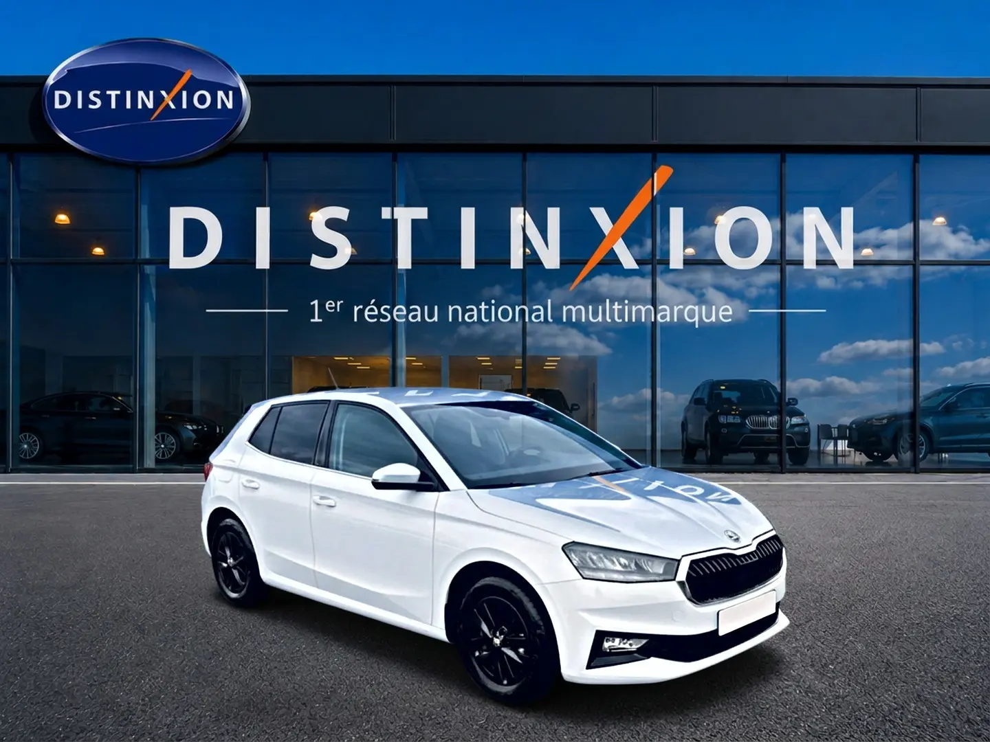SKODA Fabia blanche vue 3/4 avant droit, jantes alliage noires, devant vitrine Distinxion.