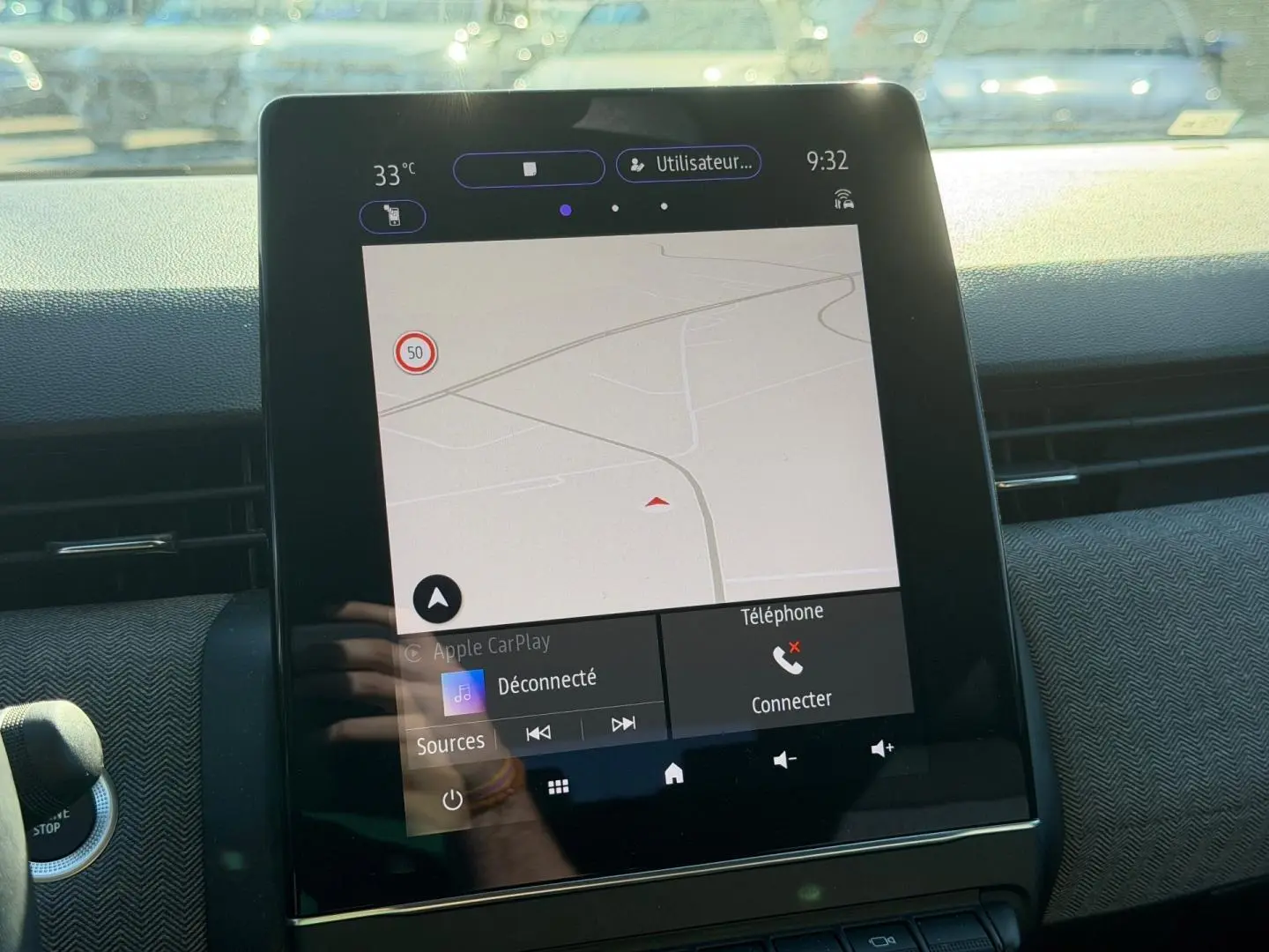 Écran tactile central de la Renault Clio 2025 affichant la navigation et les options multimédia, intérieur gris.
