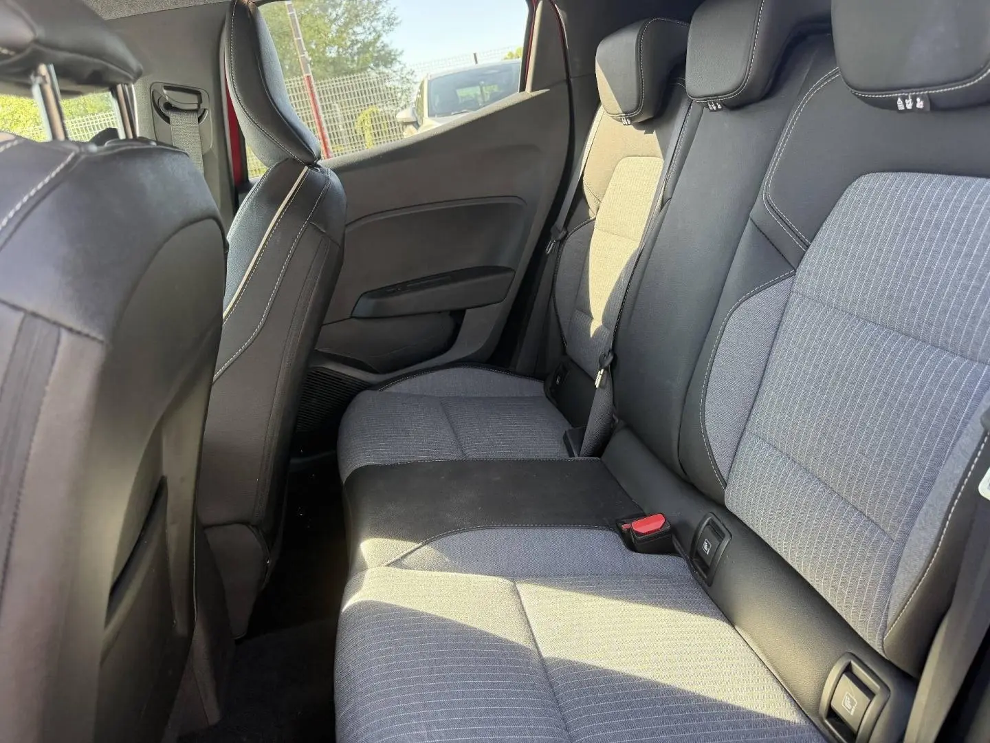 Vue latérale droite de la banquette arrière grise et noire de la Renault Clio 1.0 Eco-G 100ch Techno 2025.