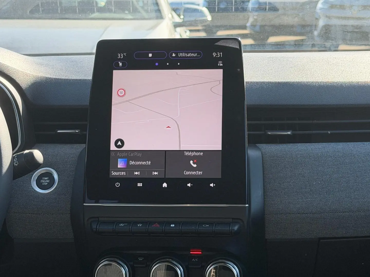 Vue centrale du tableau de bord de la Renault Clio 1.0 Eco-G 100ch Techno 2025 avec écran tactile et bouton Start/Stop.