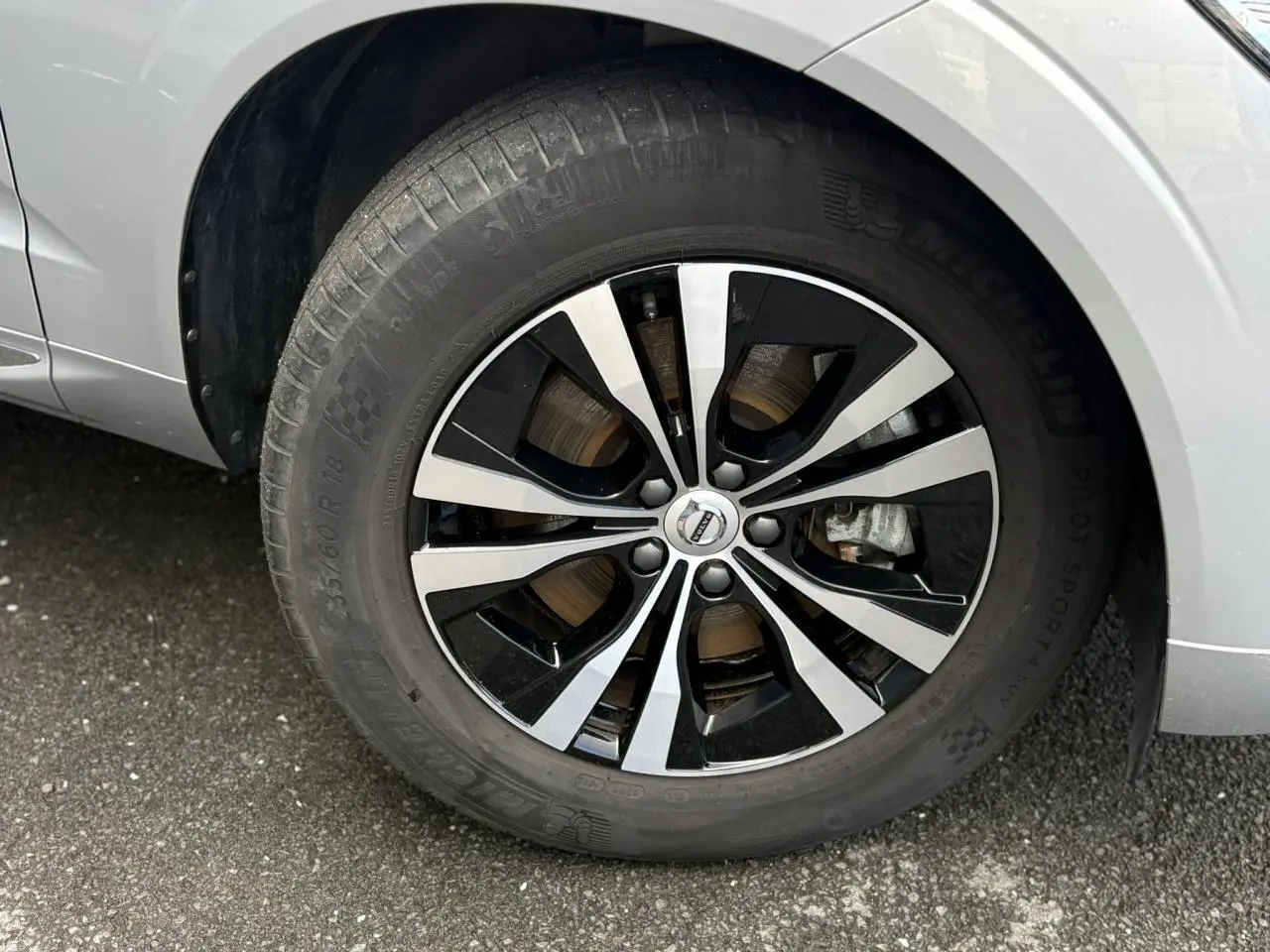 Gros plan sur la jante alliage 18 pouces bicolore du côté avant gauche du Volvo XC60 gris silver 2024.