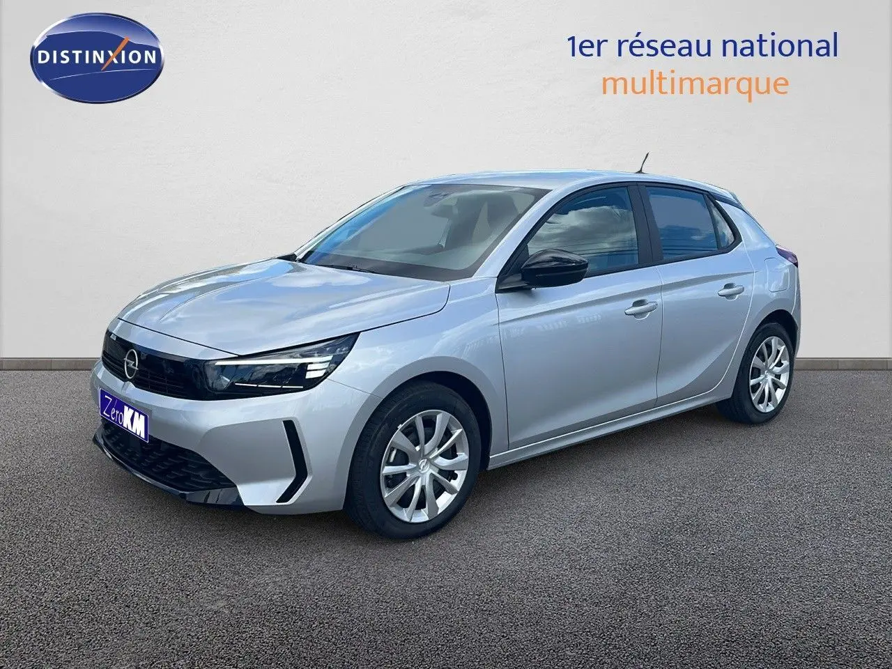 Opel Corsa gris Kristal Metal vue 3/4 avant droit, avec phares LED et jantes alliage visibles.