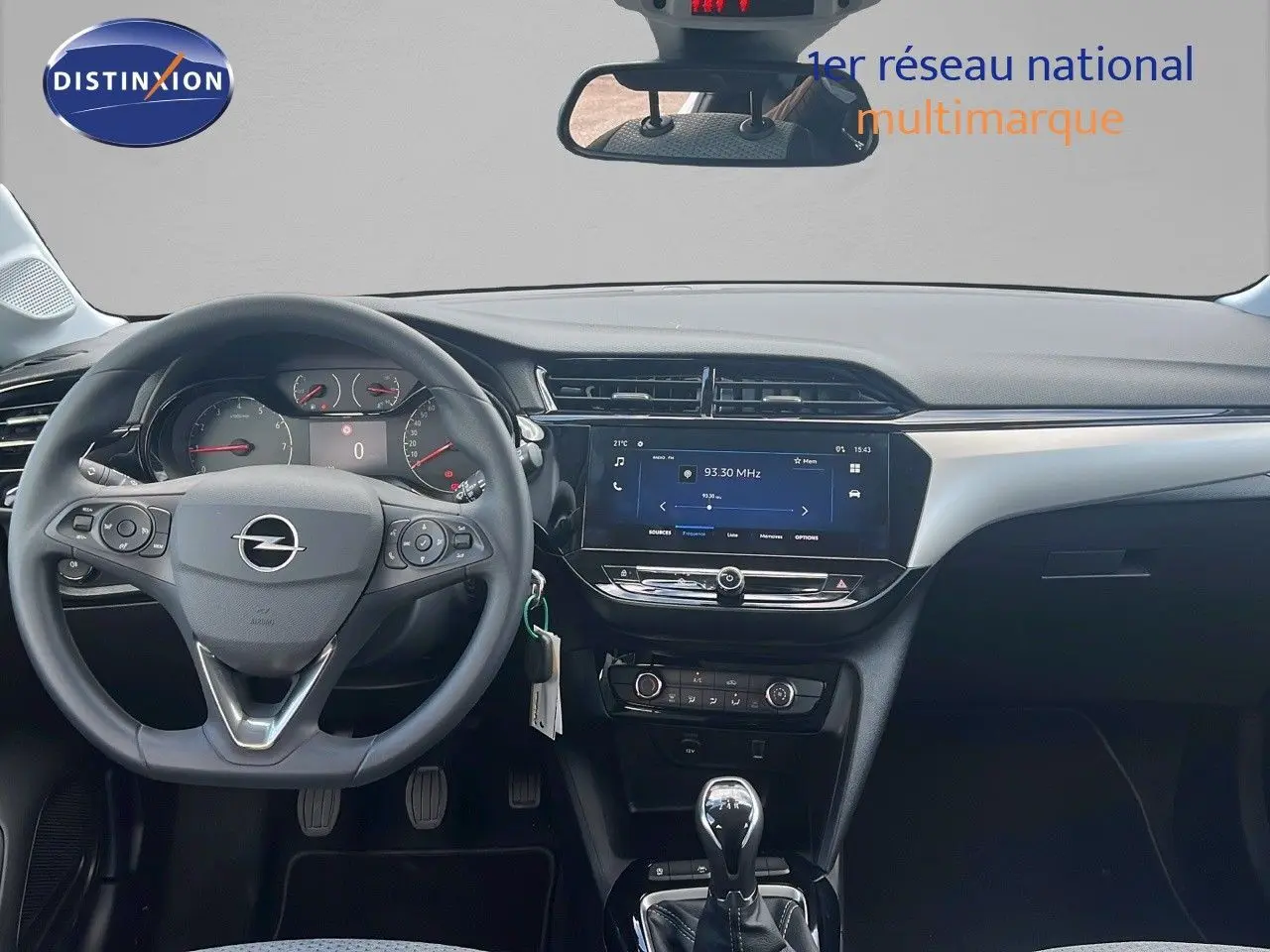 Vue intérieure du tableau de bord et volant d'une Opel Corsa gris kristal métal 2025 avec boîte manuelle et écran tactile central.