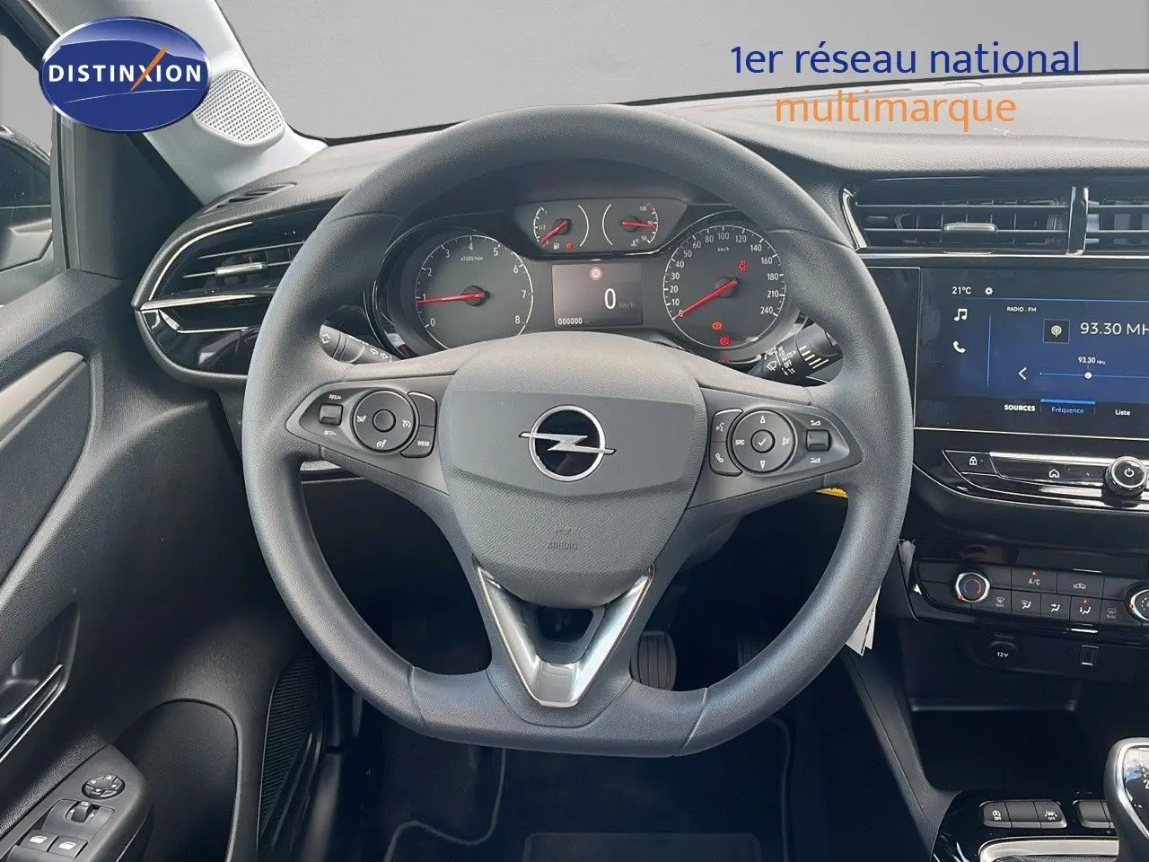 Vue intérieure centrée sur le volant Opel Corsa 2025, tableau de bord et écran tactile avec commandes modernes.