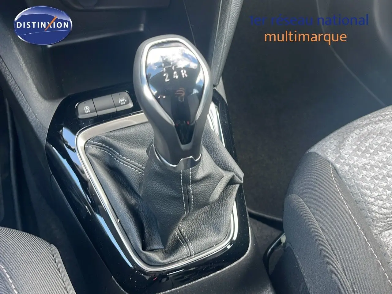 Le levier de vitesse manuel de l'Opel Corsa gris Kristal Metal, vue rapprochée de la console centrale.