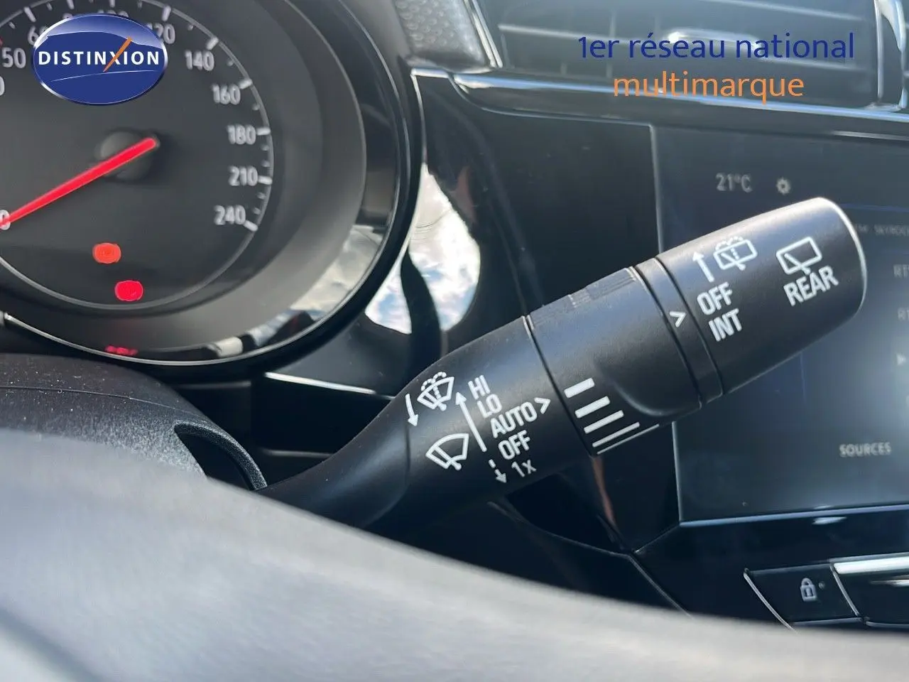 Gros plan sur la commande d’essuie-glace à gauche du volant dans l’habitacle d’une Opel Corsa gris kristal métal 2025.