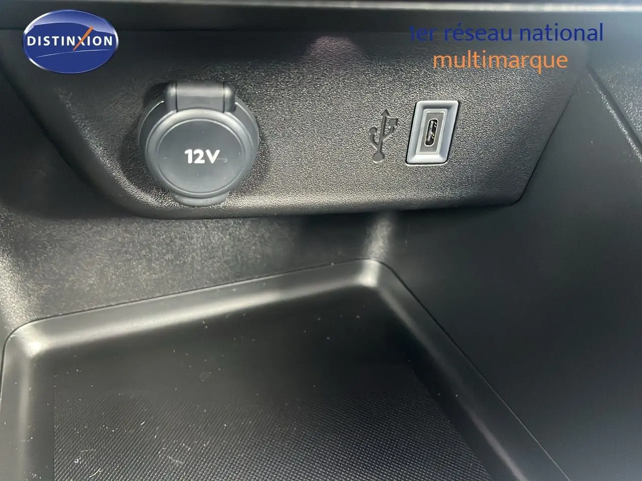 Prise 12V et port USB-C en gros plan dans l'habitacle d'une Opel Corsa gris Kristal Metal 2025