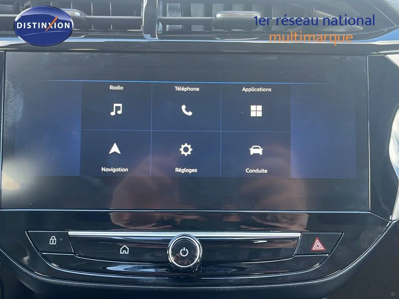 Écran tactile central affichant les options radio, téléphone, navigation et conduite dans l'Opel Corsa 2025.