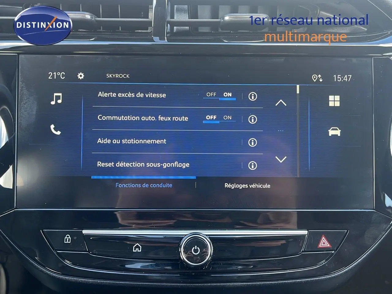 Écran tactile central de l'Opel Corsa 2025 affichant les réglages d'aide à la conduite et alertes de sécurité.