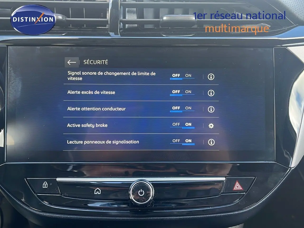 Écran tactile central de l’Opel Corsa gris Kristal Metal 2025 affichant les réglages de sécurité du véhicule.