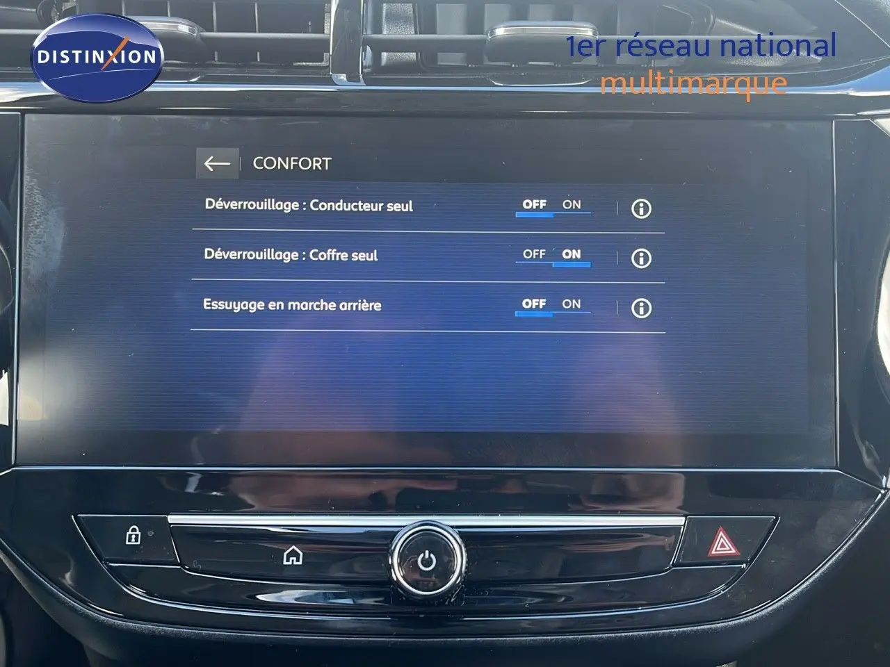 Écran tactile central de l’Opel Corsa gris Kristal Metal 2025 affichant les réglages de confort du véhicule.