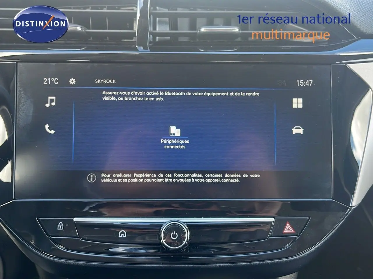 Écran tactile central allumé de l'Opel Corsa gris Kristal Metal, vue rapprochée de la console multimédia intérieure.