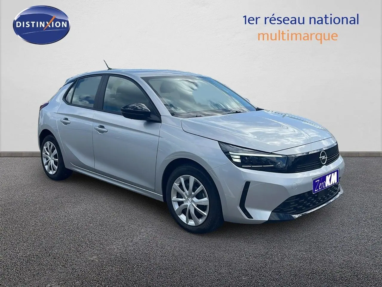 Opel Corsa gris kristal métal vue 3/4 avant droit, avec phares LED et jantes alliage visibles.