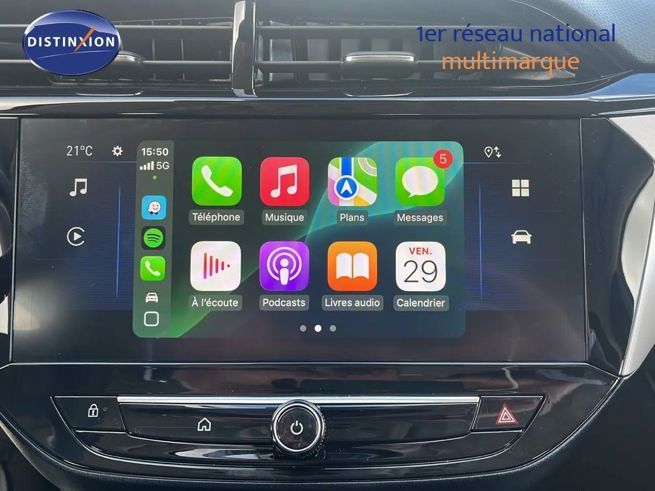 Écran tactile central de l'Opel Corsa gris Kristal Metal 2025 affichant les applications connectées en intérieur.