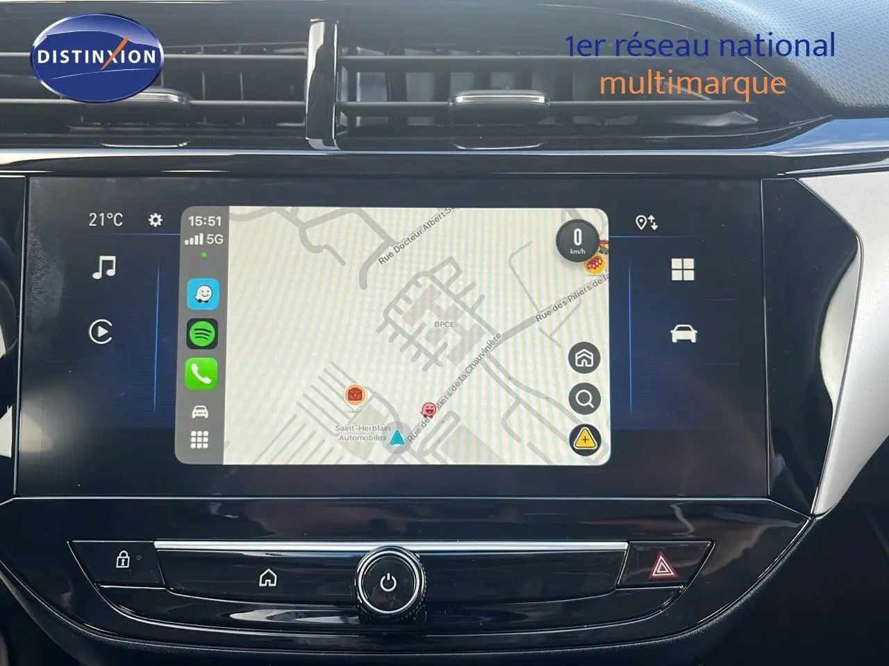 Écran tactile central avec navigation GPS dans l'habitacle d'une Opel Corsa gris Kristal Metal 2025.