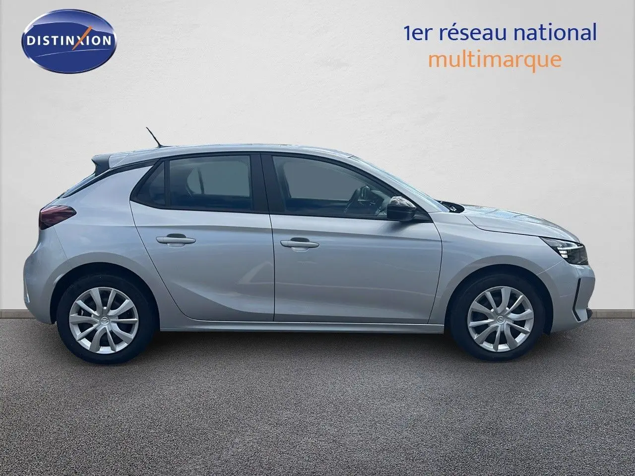 Profil droit d'une Opel Corsa 2025 gris Kristal Metal, compacte cinq portes avec jantes alliage et vitres teintées.