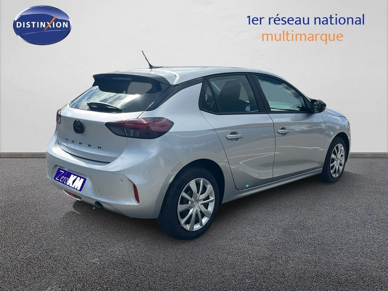 Opel Corsa gris kristal métal vue 3/4 arrière côté droit, avec feux arrière LED et jantes alliage.