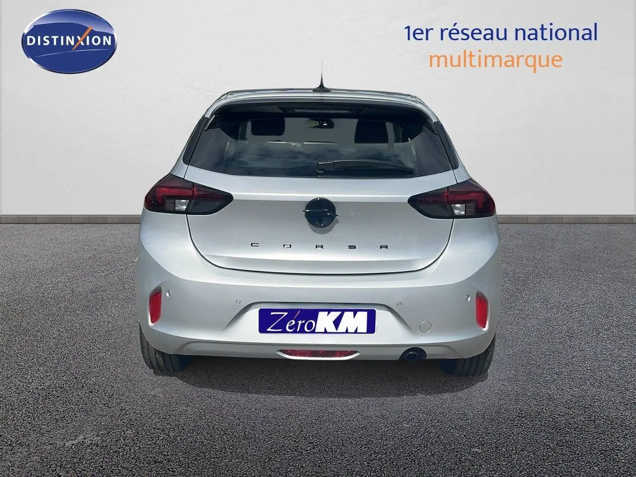 Vue arrière d'une Opel Corsa gris kristal métal 2025 avec feux LED et hayon fermé sur fond neutre.