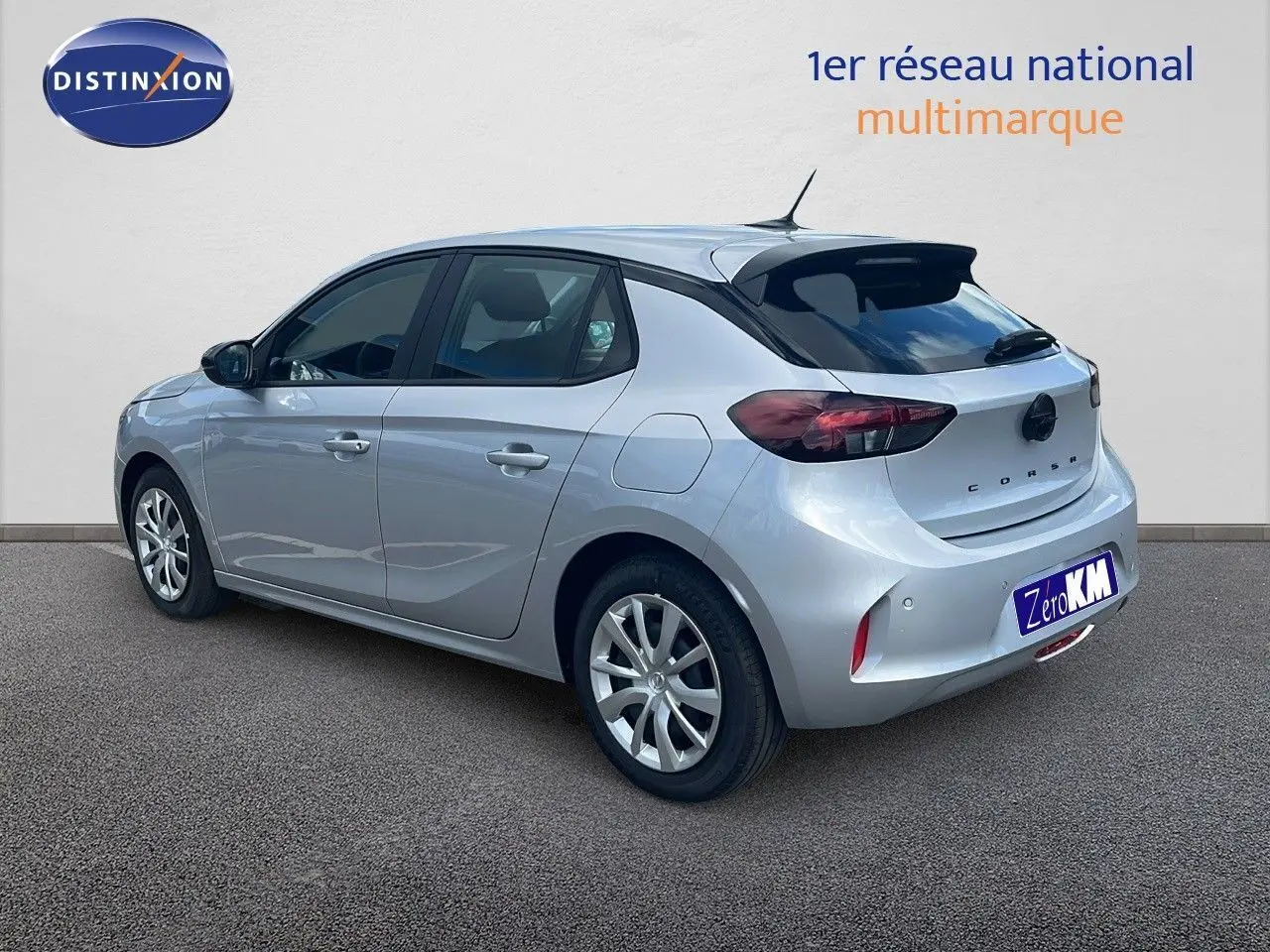 Opel Corsa 2025 gris Kristal Metal vue 3/4 arrière droit, compacte cinq portes avec feux arrière LED distinctifs.