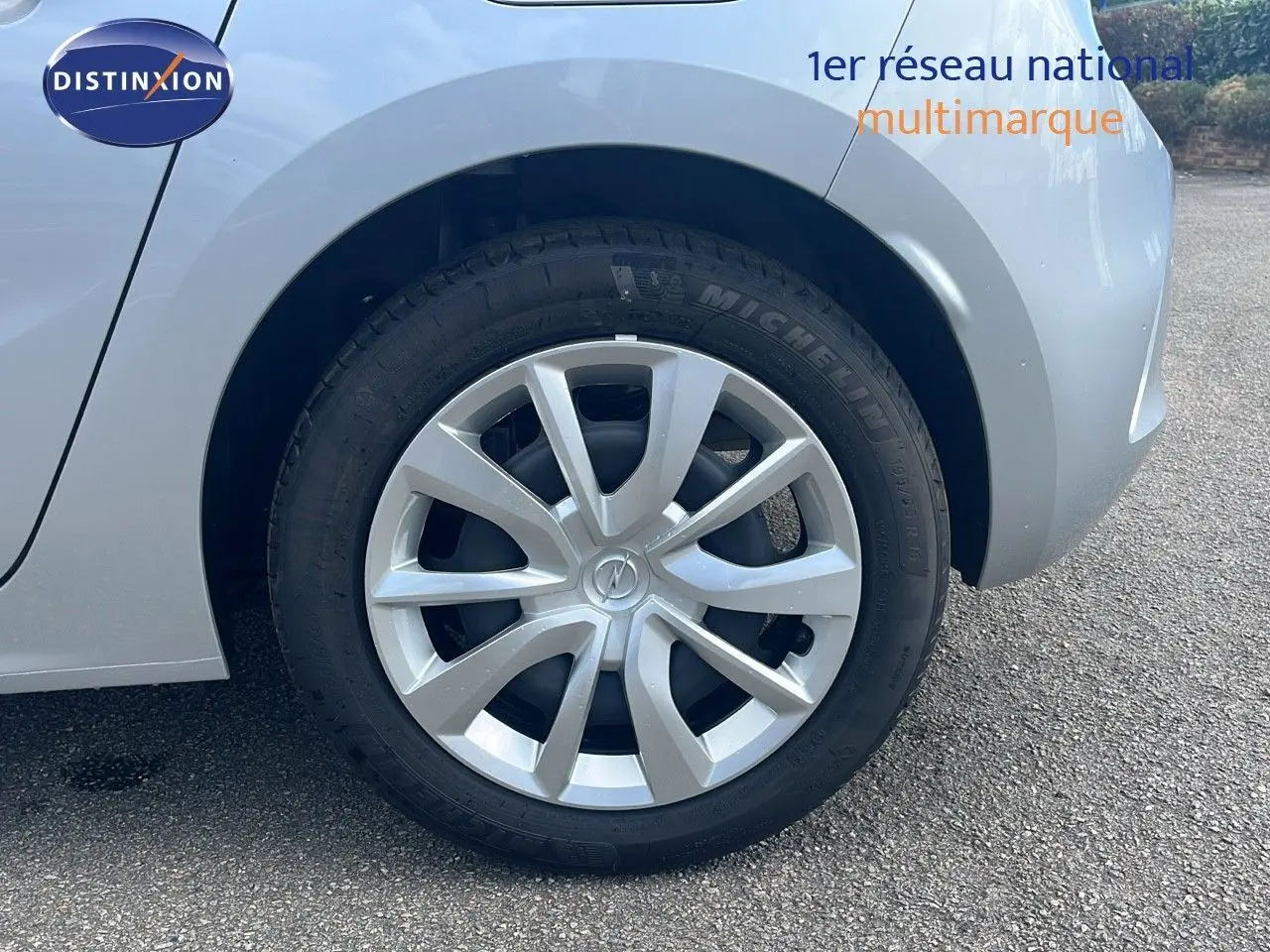 Gros plan sur la roue avant droite d'une Opel Corsa gris kristal métal 2025, soulignant la jante en alliage moderne.