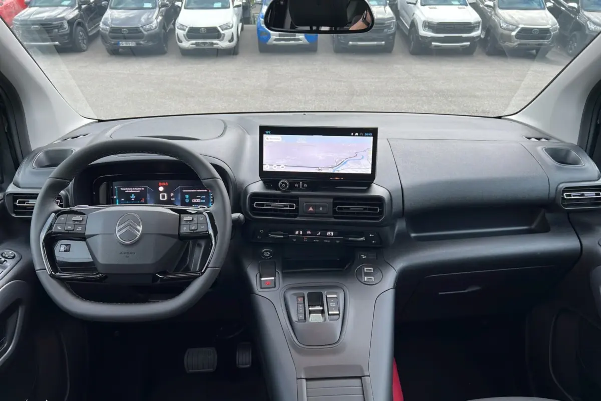 Vue intérieure frontale du tableau de bord du Citroën Berlingo noir perla nera 2025 avec écran tactile et volant multifonction.