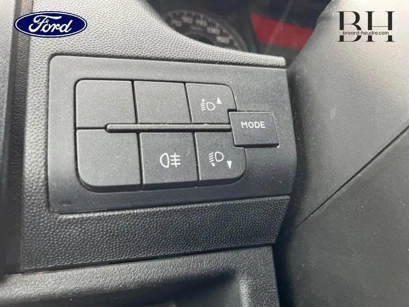 Panneau de commandes d'éclairage avec bouton mode dans l'habitacle du Citroën Jumper FGN blanc banquise, vue de près.