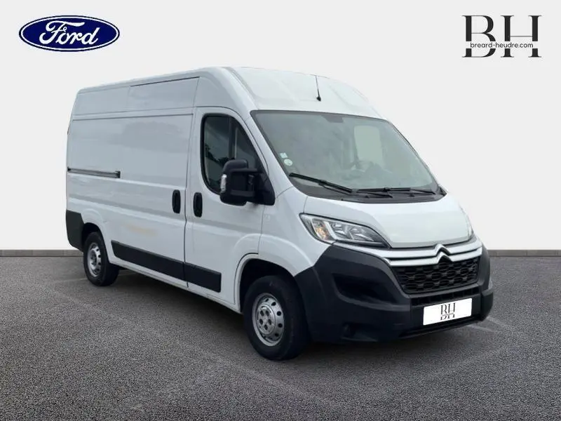 Fourgon Citroën Jumper blanc banquise vu en 3/4 avant droit, avec portes latérales et pare-chocs noirs contrastants.