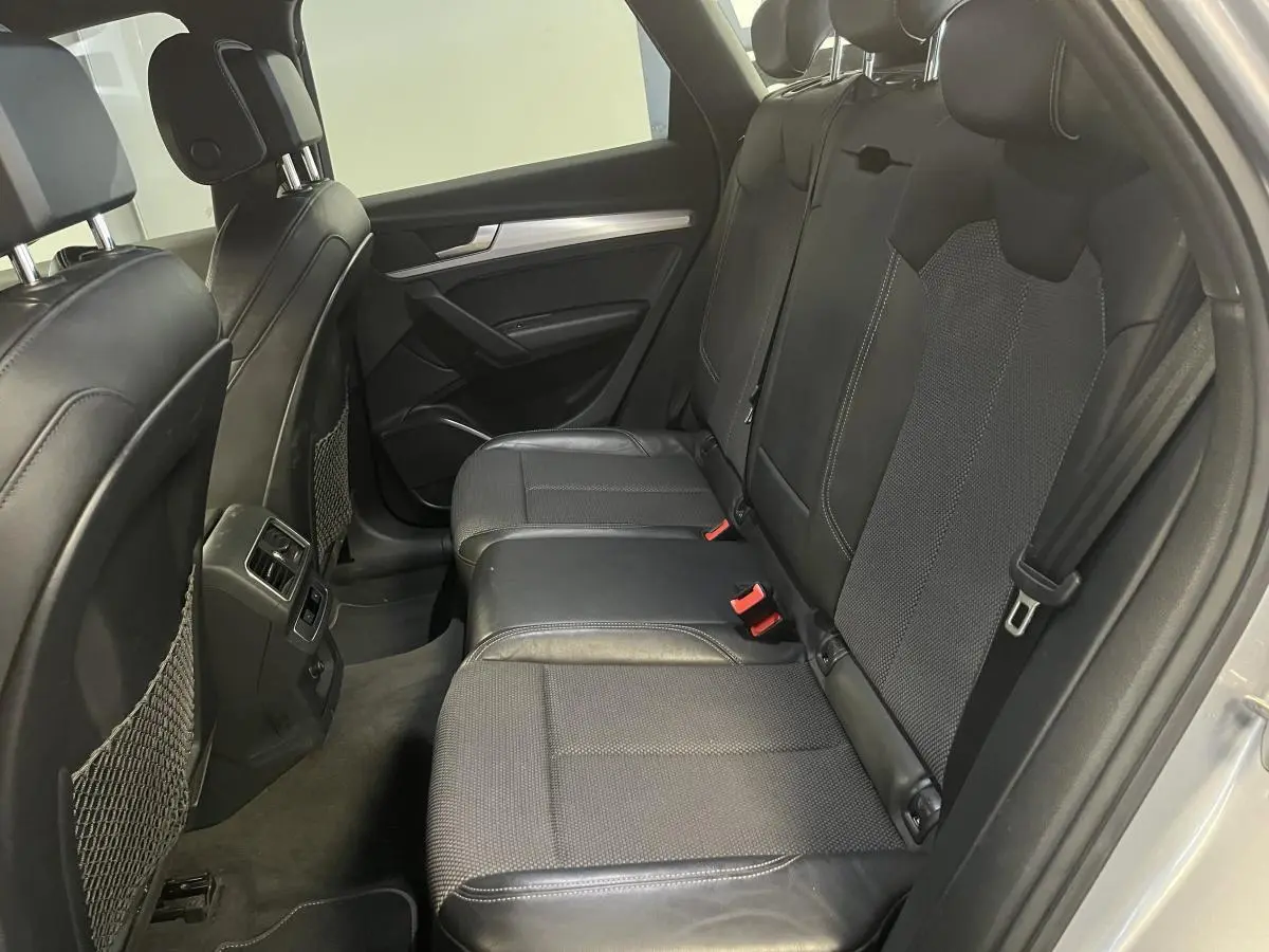 Vue intérieure côté droit des sièges arrière en cuir et tissu noir de l'Audi Q5 gris S line 2019.