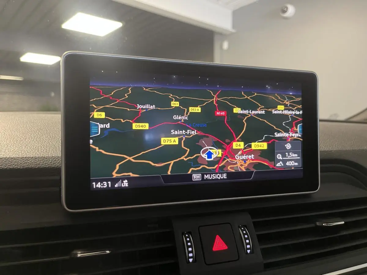 Écran de navigation MMI affichant la carte routière dans l'habitacle de l'Audi Q5 gris S line 2019.