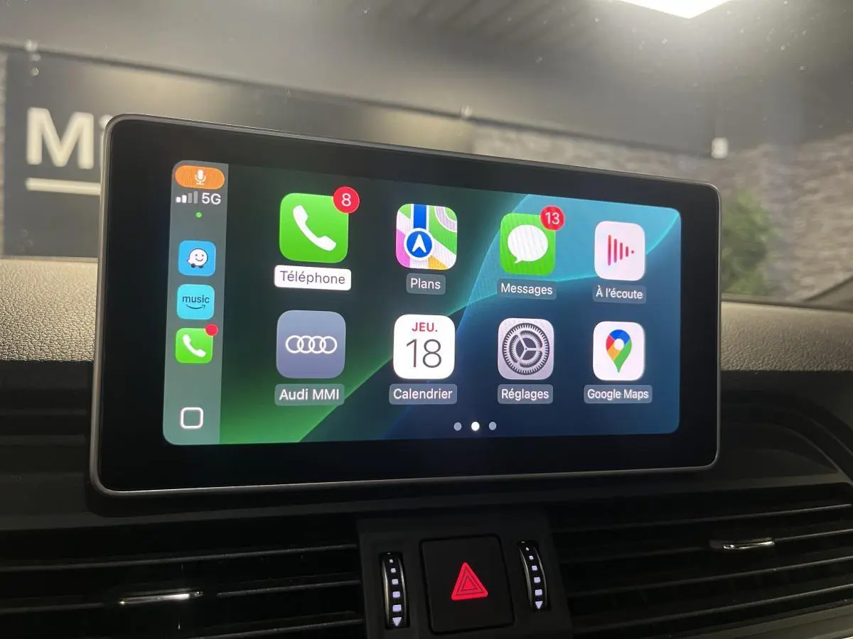 Écran central tactile de l'Audi Q5 S line 2019 affichant l'interface Apple CarPlay en intérieur noir.