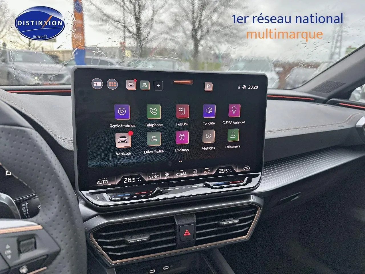 Vue intérieure du tableau de bord du CUPRA LEON ST 1.5 etsi hybrid 2025, écran tactile central et volant cuir perforé.