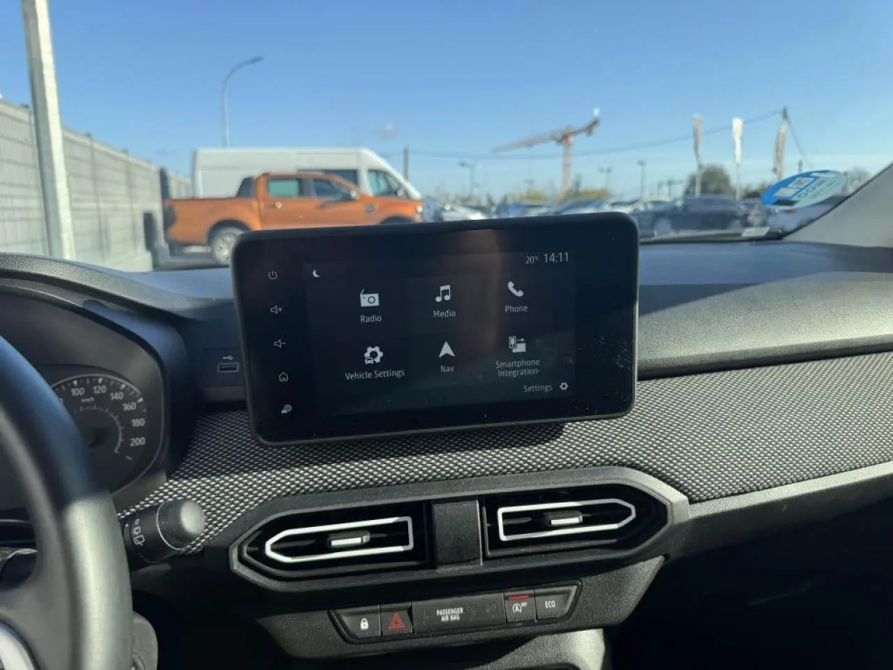 Vue intérieure du tableau de bord du Dacia Jogger 2025 avec écran tactile central et aérateurs hexagonaux noirs.