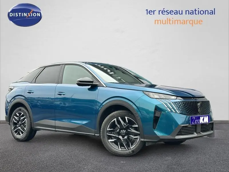Peugeot 3008 bleu 3/4 avant droit avec calandre noire et jantes alliage au design moderne