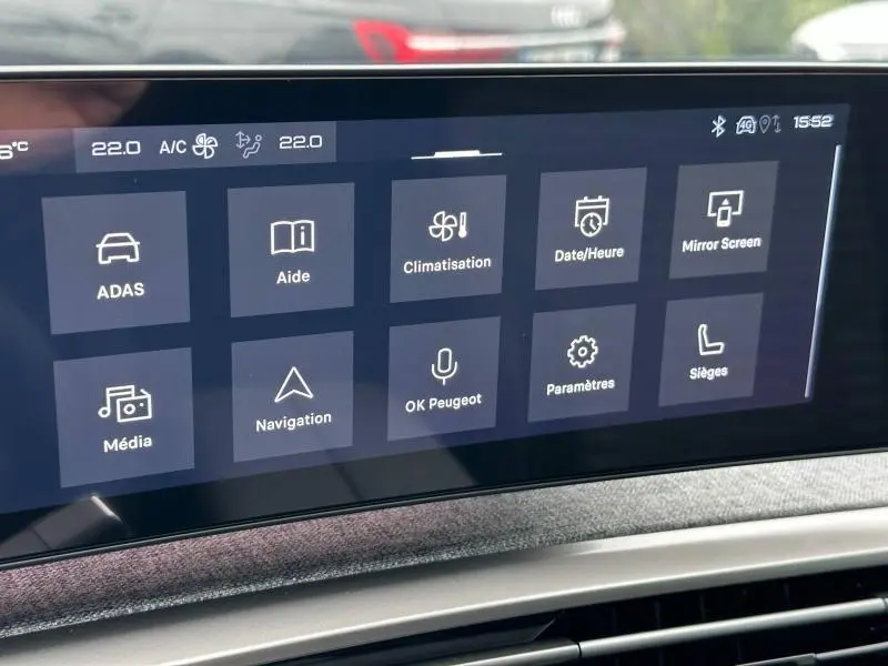 Écran tactile central affichant les options multimédia et climatisation dans le Peugeot 3008 bleu 2025.