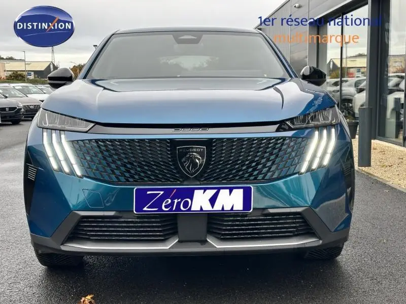 Vue frontale d'un Peugeot 3008 bleu avec feux LED verticaux distinctifs et calandre noire texturée.