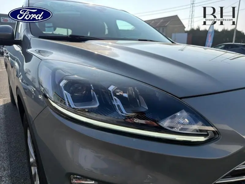 Gros plan sur le phare avant droit du Ford Kuga gris Solar métallisé, soulignant son design moderne et LED.