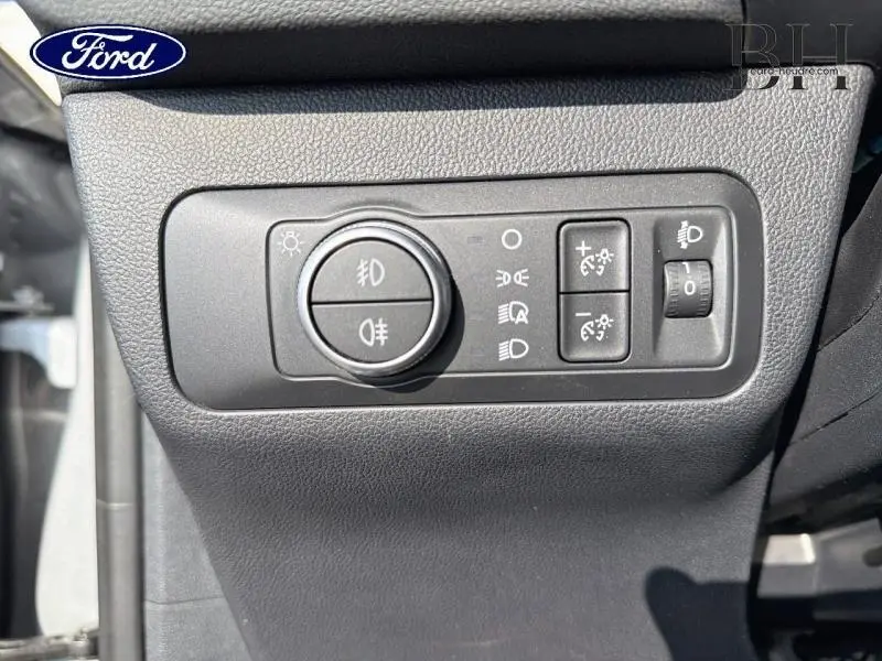 Gros plan sur les commandes d’éclairage intérieures du Ford Kuga gris Solar, côté gauche du tableau de bord.