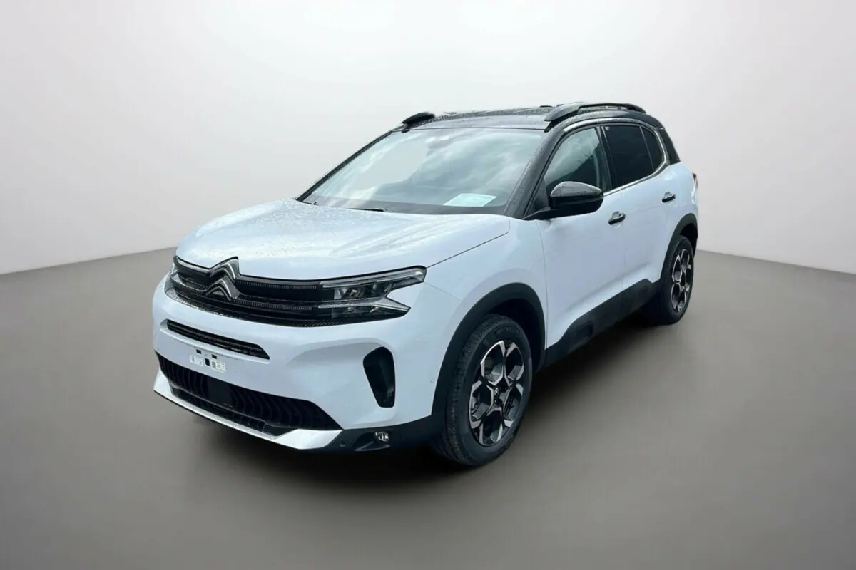 Citroën C5 Aircross blanc okénite en 3/4 avant droit avec toit noir et jantes alu 18 pouces distinctives.