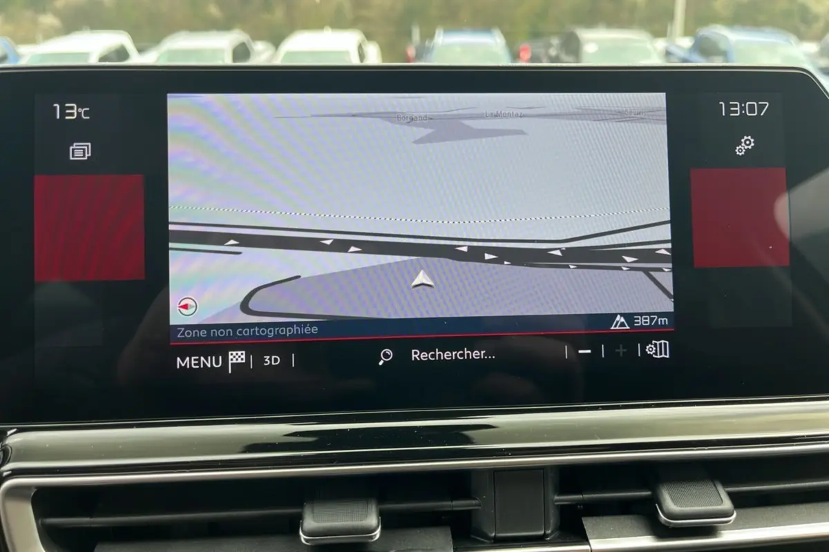 Écran tactile central du Citroën C5 Aircross 2025 affichant la navigation GPS, avec tableau de bord noir brillant.