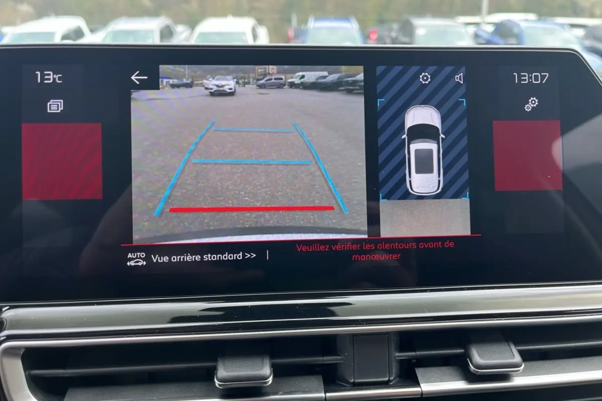Écran multimédia de la Citroën C5 Aircross blanc okénite affichant la caméra de recul et la vue 360° du véhicule.
