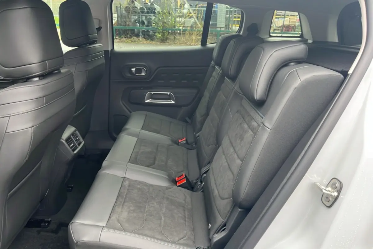 Vue intérieure des sièges arrière individuels en cuir noir du Citroën C5 Aircross blanc okénite, côté droit ouvert.