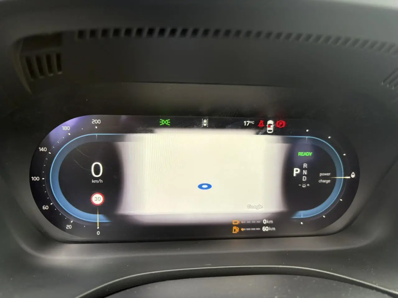 Combiné d'instruments digital du Volvo XC60 T6 AWD PHEV 350 Plus Style Chrome affichant la vitesse et l'autonomie.