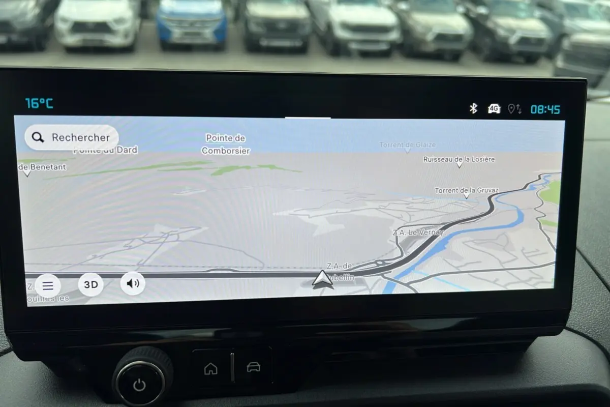 Écran tactile du système de navigation du Citroën Berlingo 2025 affichant une carte en mode 3D.